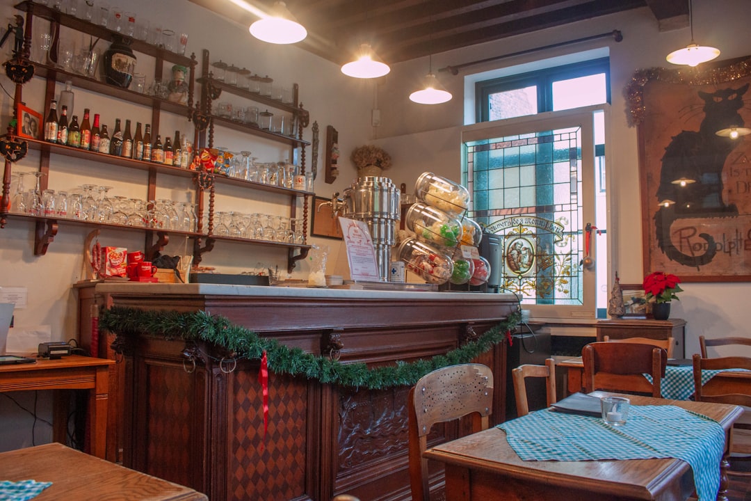 Gemütliche Bar mit Holzmöbeln und festlichen Dekorationen