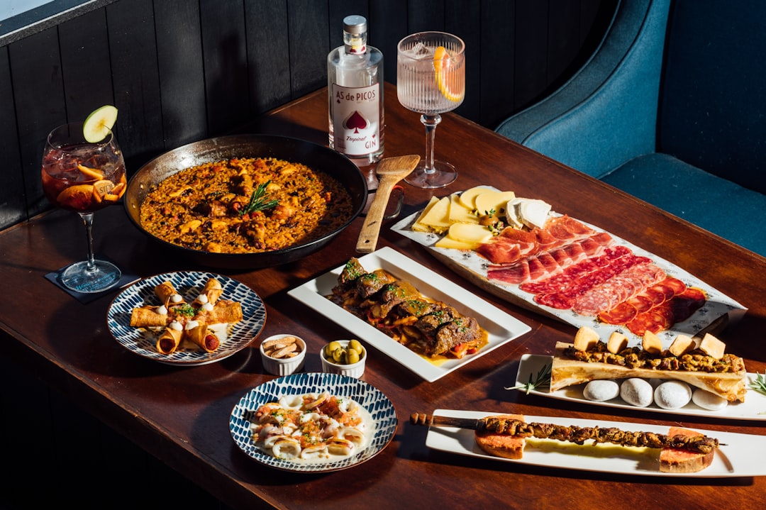 Spanische Tapas auf einem Tisch